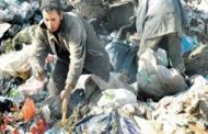 أطفال الجزائر ينافسون الكلاب والقطط المتشردة في البحث عن بواقي الاكل والفضلات في حظيرة الازبال...