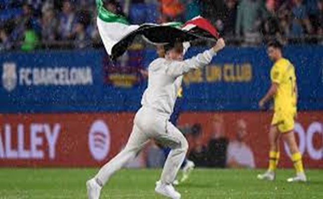 مشجع يقتحم مباراة برشلونة وخيتافي بعلم فلسطين...