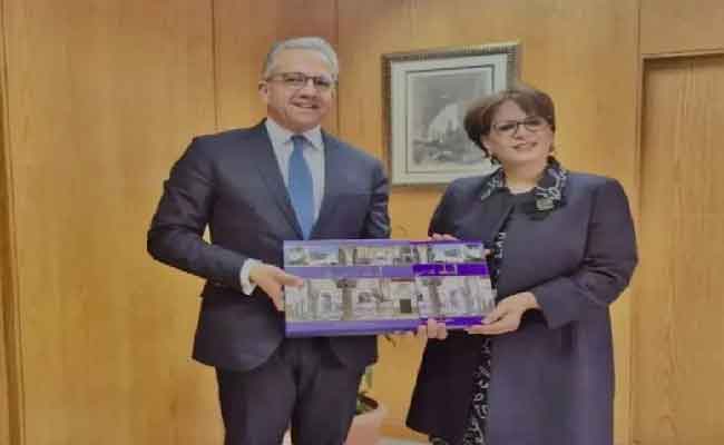 بن دودة تجري مباحثات مع المدير العام لليونيسكو