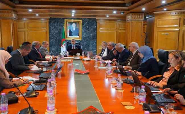 إشراف عجال على اجتماع  لدراسة تعزيز التنمية الطاقوية والاجتماعية في الولايات 11 المستحدثة