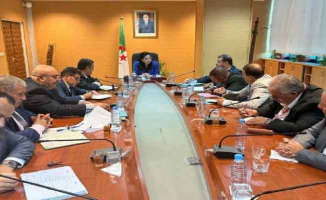 عبد اللطيف تستقبل وفدا عن الاتحاد العام للتجار والحرفيين الجزائريين