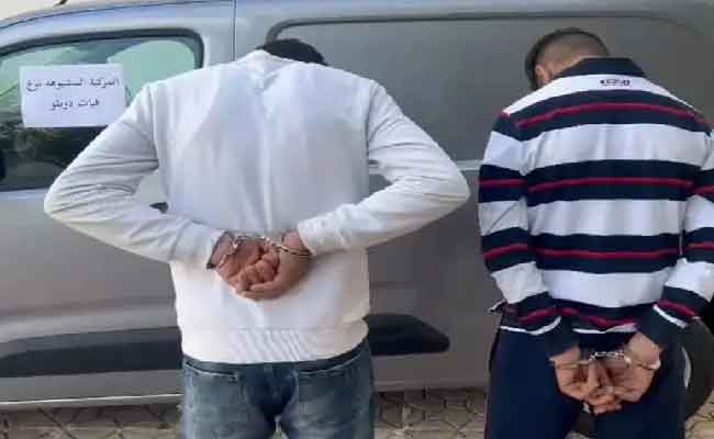 الإطاحة بشابين ظهرا في فيديو يعتديان على سائق سيارة وتسببا في حادث مروري بأم البواقي