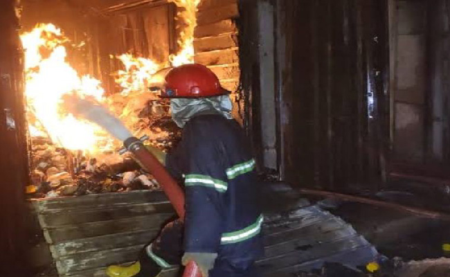 اندلاع النيران داخل داخل محل لبيع الخردوات بالعاصمة