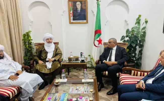 جلاوي يتباحث مع نواب من ولايتي إليزي وبرج باجي مختار سبل تطوير الطرق وعصرنتها