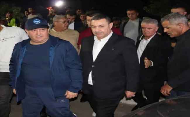 غريب رفقة وفد وزاري يتفقد العائلات التي تم إجلاؤها جراء حرائق تيبازة