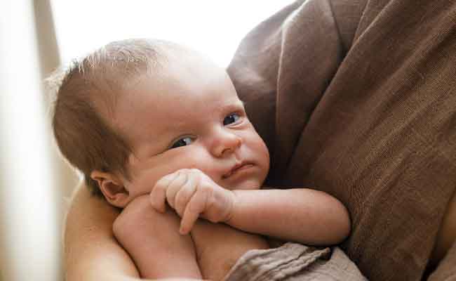 الخرافات الشائعة حول ساعات نوم المولود