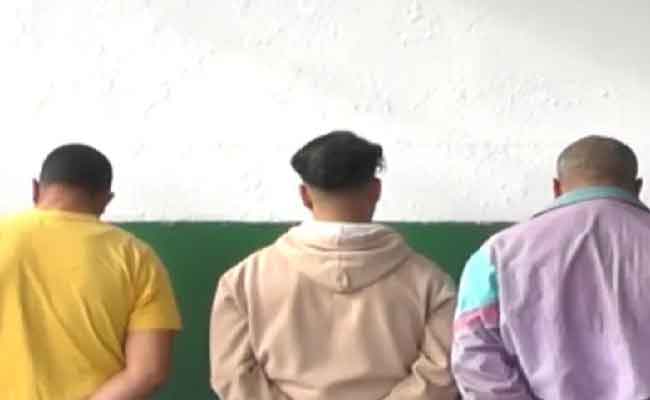 توقيف 8 أشخاص يبيعون المأكولات والمواد الغدائية بجانب الطريق السيار بالبويرة