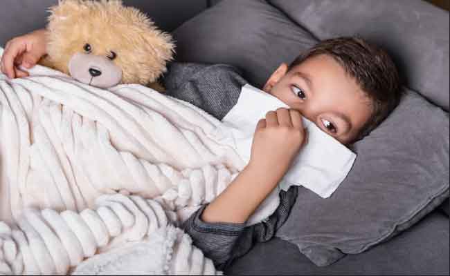 9 عادات قد تُضعف مناعة طفلكِ منها الإفراط في مشاهدة التلفاز