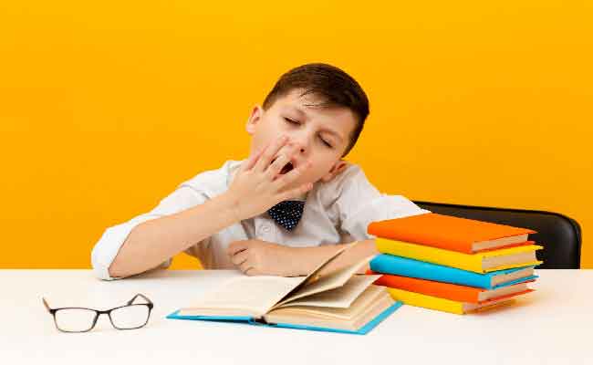 4 أسباب تؤدي إلى صعوبة إقناع الطفل بحل الواجبات المدرسية