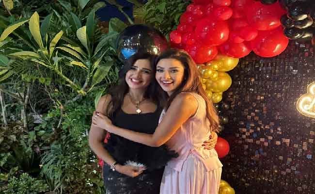 ياسمين عبد العزيز تحتفل بيوم ميلاد رضوى الشربيني