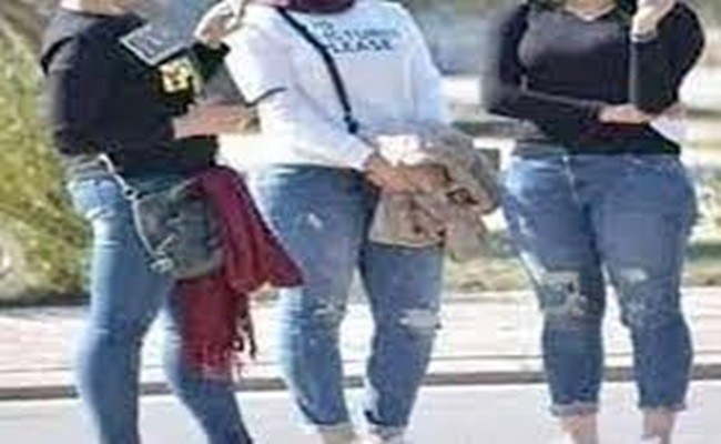 أزياء وملابس مخلة بالحياء وكاشفة للعورات تنتشر بين قاصرات والشواذ بالجزائر