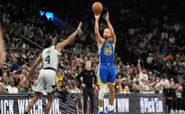 NBA...كري يسجل 49 نقطة في فوز وريورز على سبيرز بدوري السلة الأمريكي