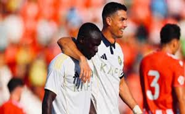 ليس رونالدو أو ميسي...اللاعب الوحيد الذي يحتفظ ماني بقميصه في منزله