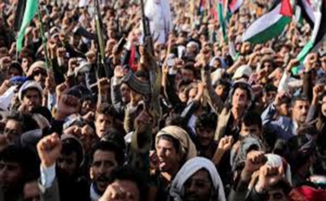 الحوثيون في مأزق...عقوبات وسخط شعبي بسبب تهديد الملاحة الدولية