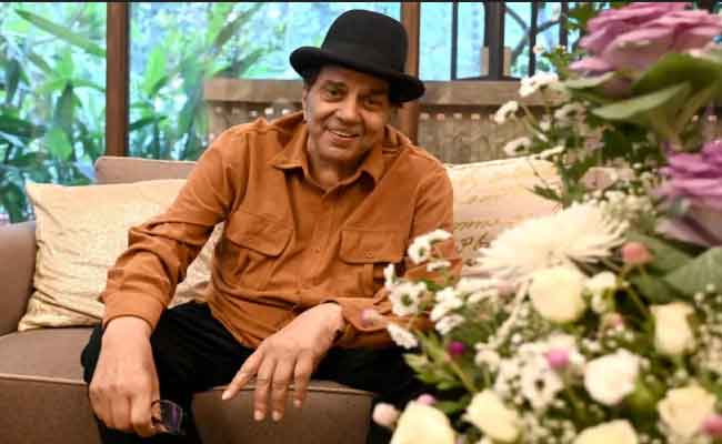 وفاة أيقونة بوليوود دارميندرا في مومباي عن عمرٍ يناهز 89 عامًا