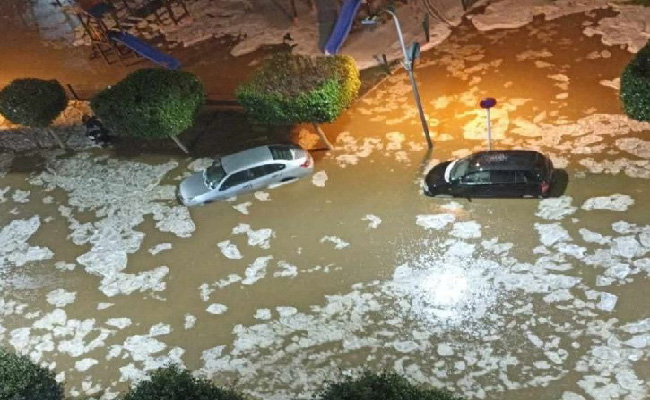 إنقاذ 7 أشخاص وإخراج سيارتين حاصرتهما المياه على إثر التقلبات الجوية