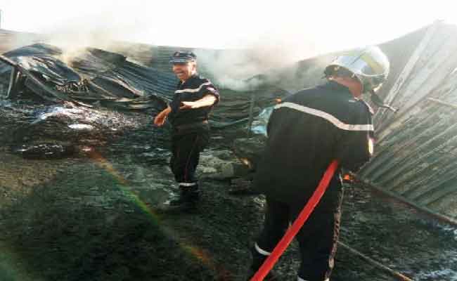 نشوب حريق داخل مستودع لتخزين البلاستيك بالعاصمة