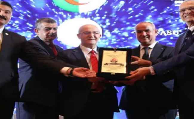 تتويج وهران بالجائزة الذهبية لأفضل مدينة سياحية صاعدة في إفريقيا 2025...