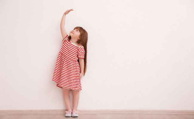 كيف توصلين طفلك للطول المناسب إذا كان يعاني من قصر القامة الوراثي؟