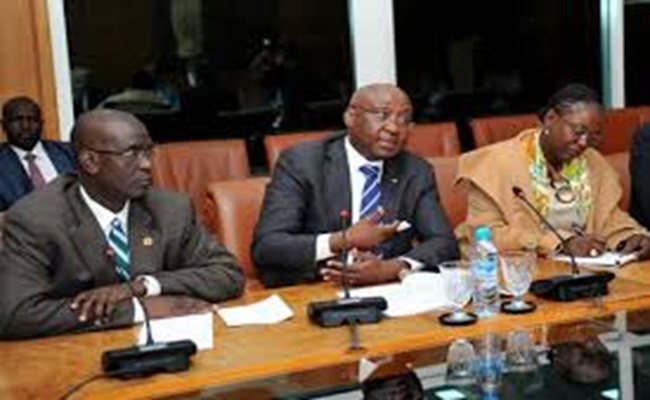 تبون يغرق البلاد بالديون الخارجية ويقسم للشعب المغبون انه لا يوجد احد يديننا بدينار واحد...!