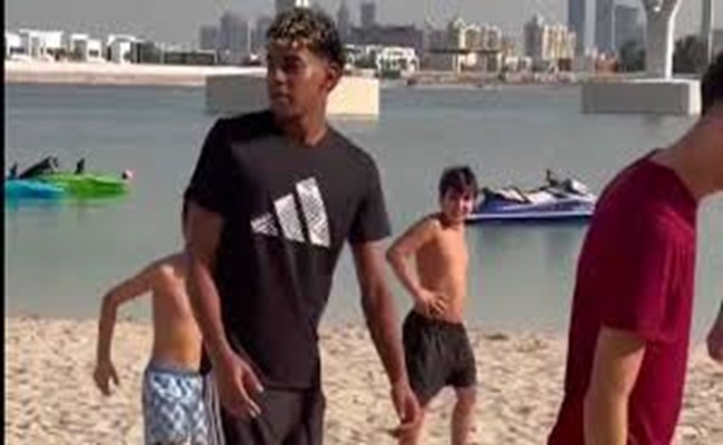 طلب اللعب معهم...لامين يامال يفاجئ الأطفال على شواطئ دبي